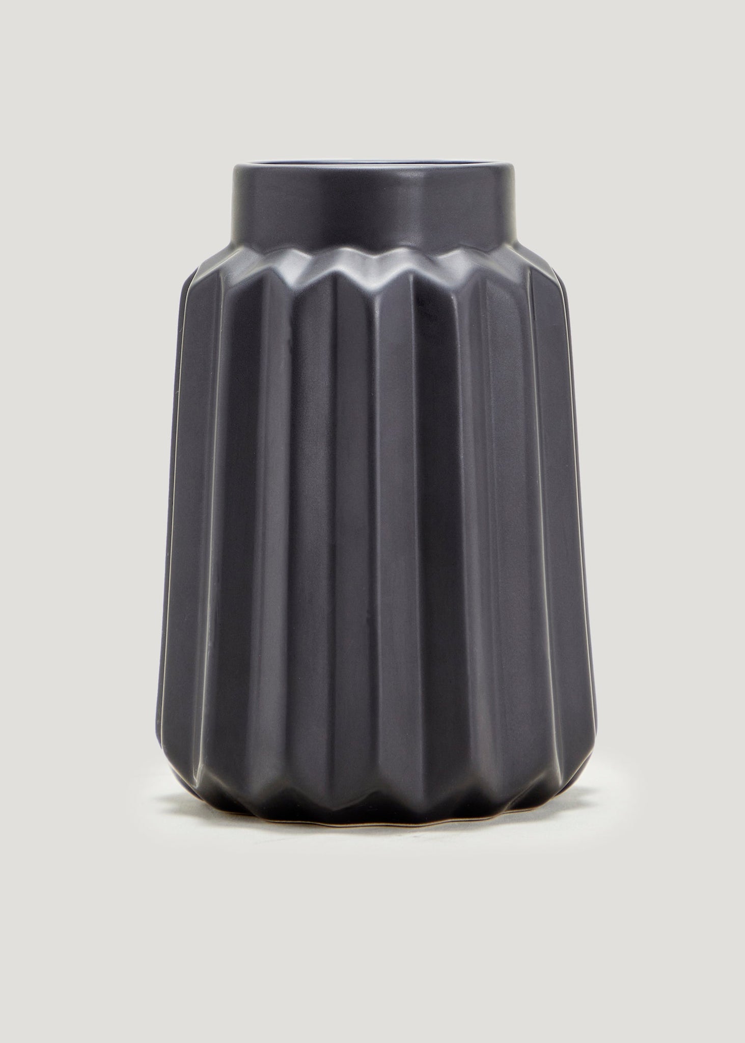 Black Ribbed Ceramic Vase (14cm x 14cm x 20cm) M698158