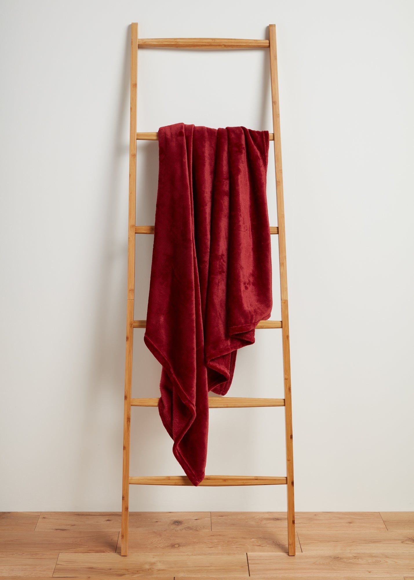 Red Plain Throw (130cm x 150cm) M494212