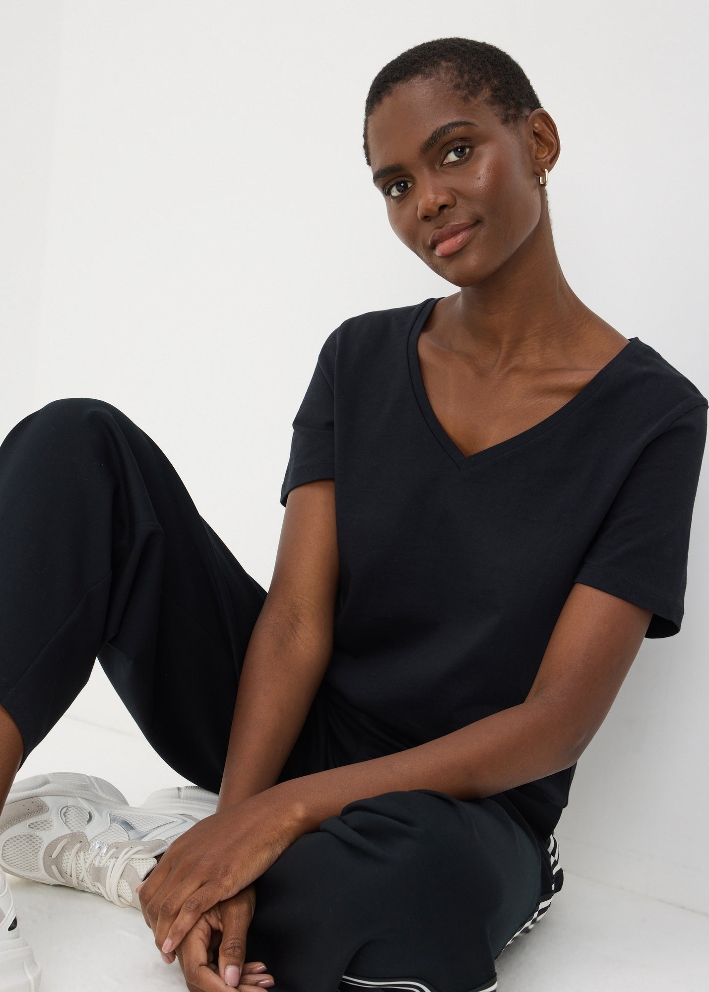Black V-Neck Regular Fit T-Shirt  F467701