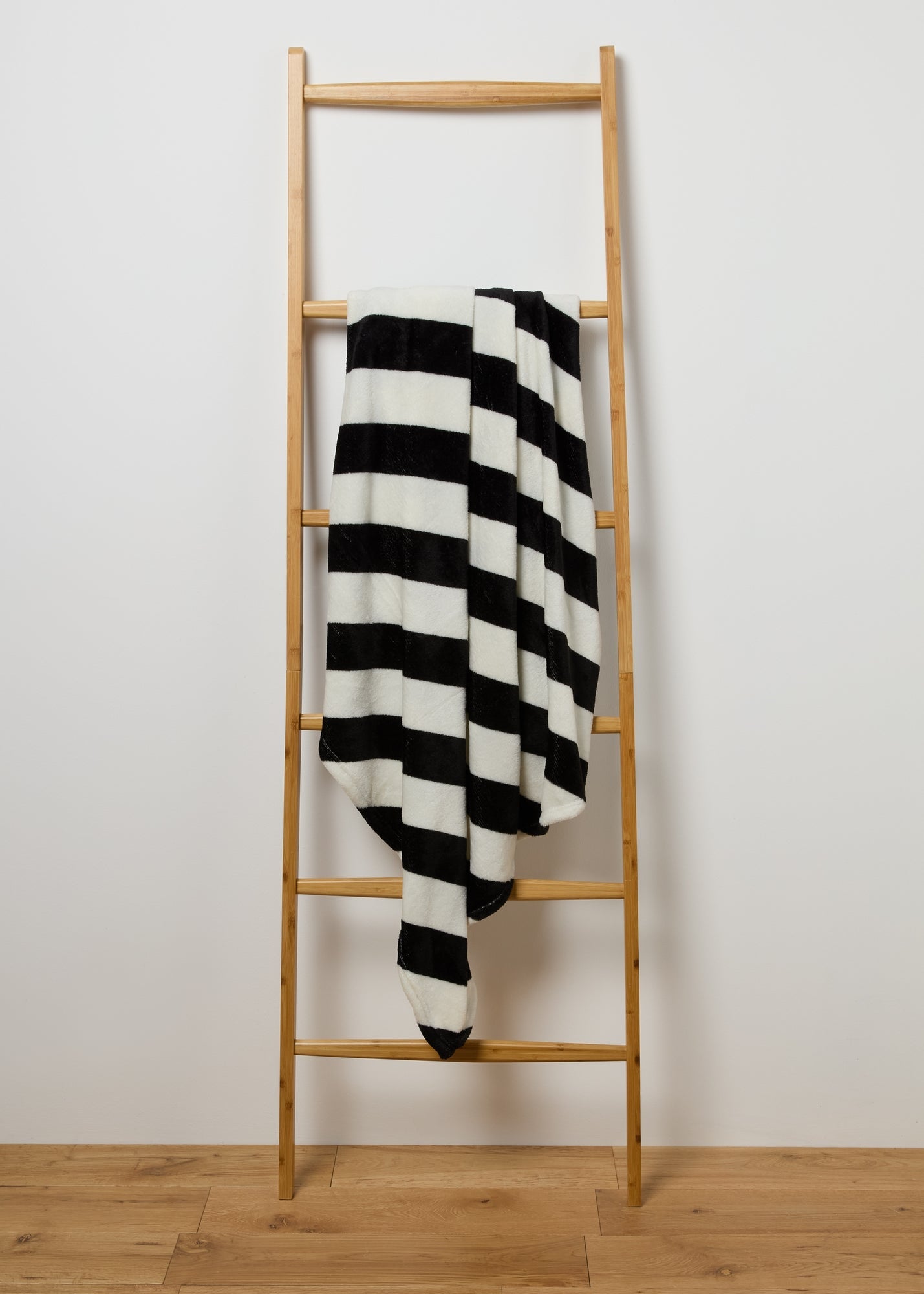 Black & White Diagonal Stripe Throw M289216