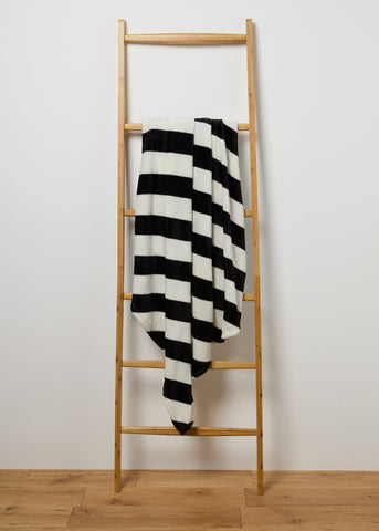 Black & White Diagonal Stripe Throw M289216